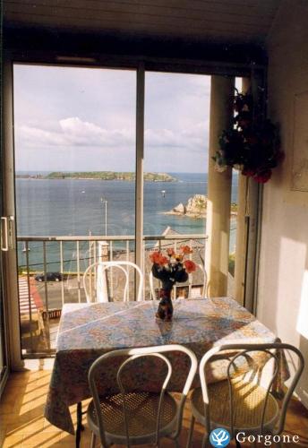 Loggia avec vue panoramique sur l\'archipel des 7 Iles